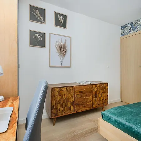 Lumina I 2br With Balcony I Parking I Center Of 아파트
