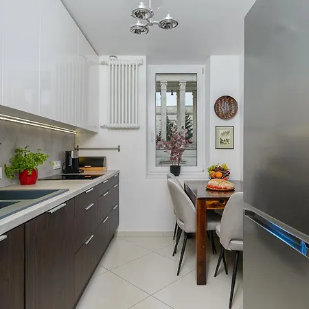 Lumina I 2br With Balcony I Parking I Center Of شقة